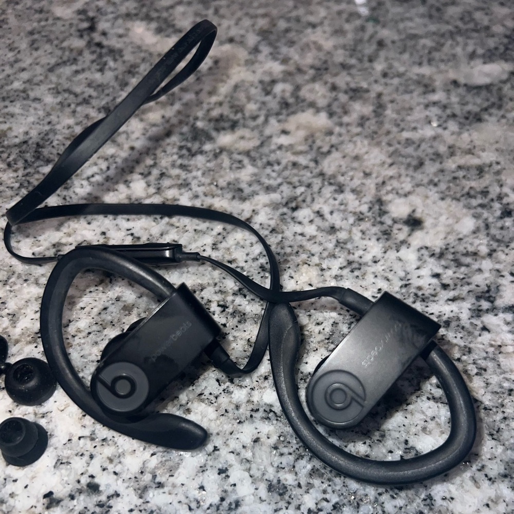 BEATS WIRELESS HEADPHONES - Picture 2 of 2
